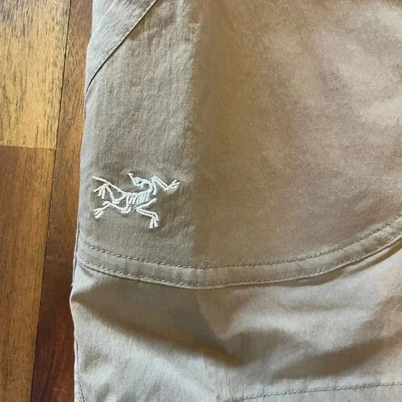 Arc’teryx tan shorts - Picture 8 of 9